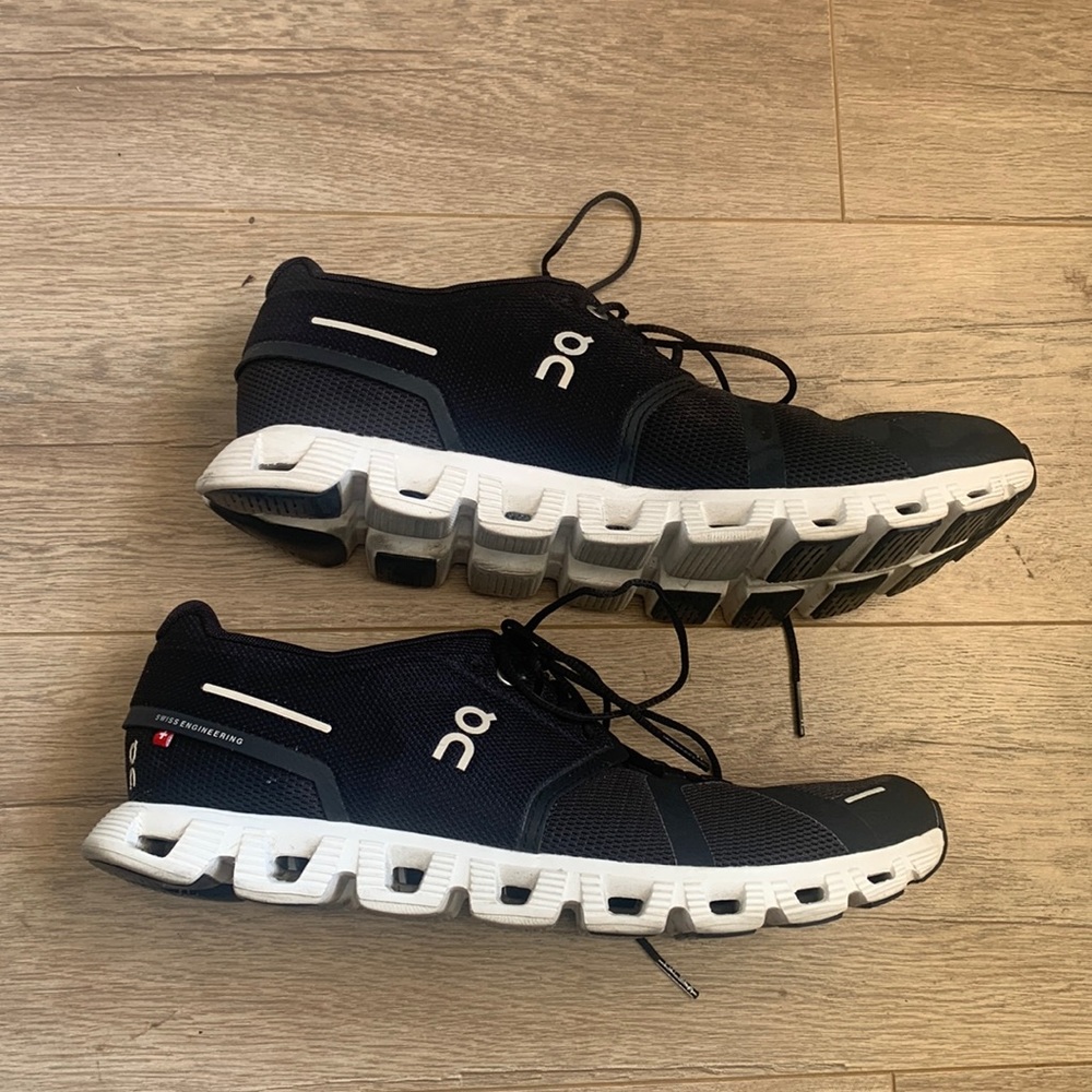 Gently worn mens size 9 ON running cloud 5  sneakers